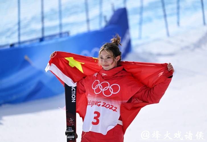 怪不得谷爱凌在坡障项目上只摘银牌，原来过去四年压力巨大伤病缠身，虽然未夺冠但创历史最佳动作，粉丝理性支持展现体育精神