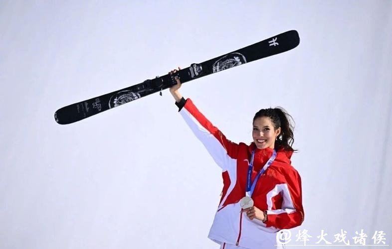 怪不得谷爱凌在坡障项目上只摘银牌，原来过去四年压力巨大伤病缠身，虽然未夺冠但创历史最佳动作，粉丝理性支持展现体育精神