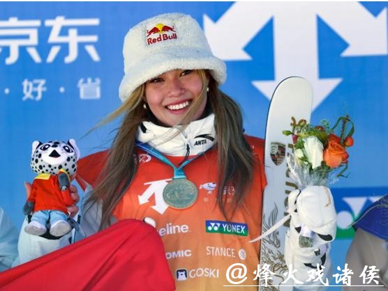 怪不得谷爱凌在坡障项目上只摘银牌，原来过去四年压力巨大伤病缠身，虽然未夺冠但创历史最佳动作，粉丝理性支持展现体育精神